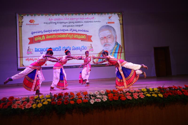 Sri Mulugu Ramalingeshwara Varaprasad Siddhanti was honoured with Jyotishyasastra Vignana Visharadha at Tummalapalli Kalakshetram, Vijayawada (83)
